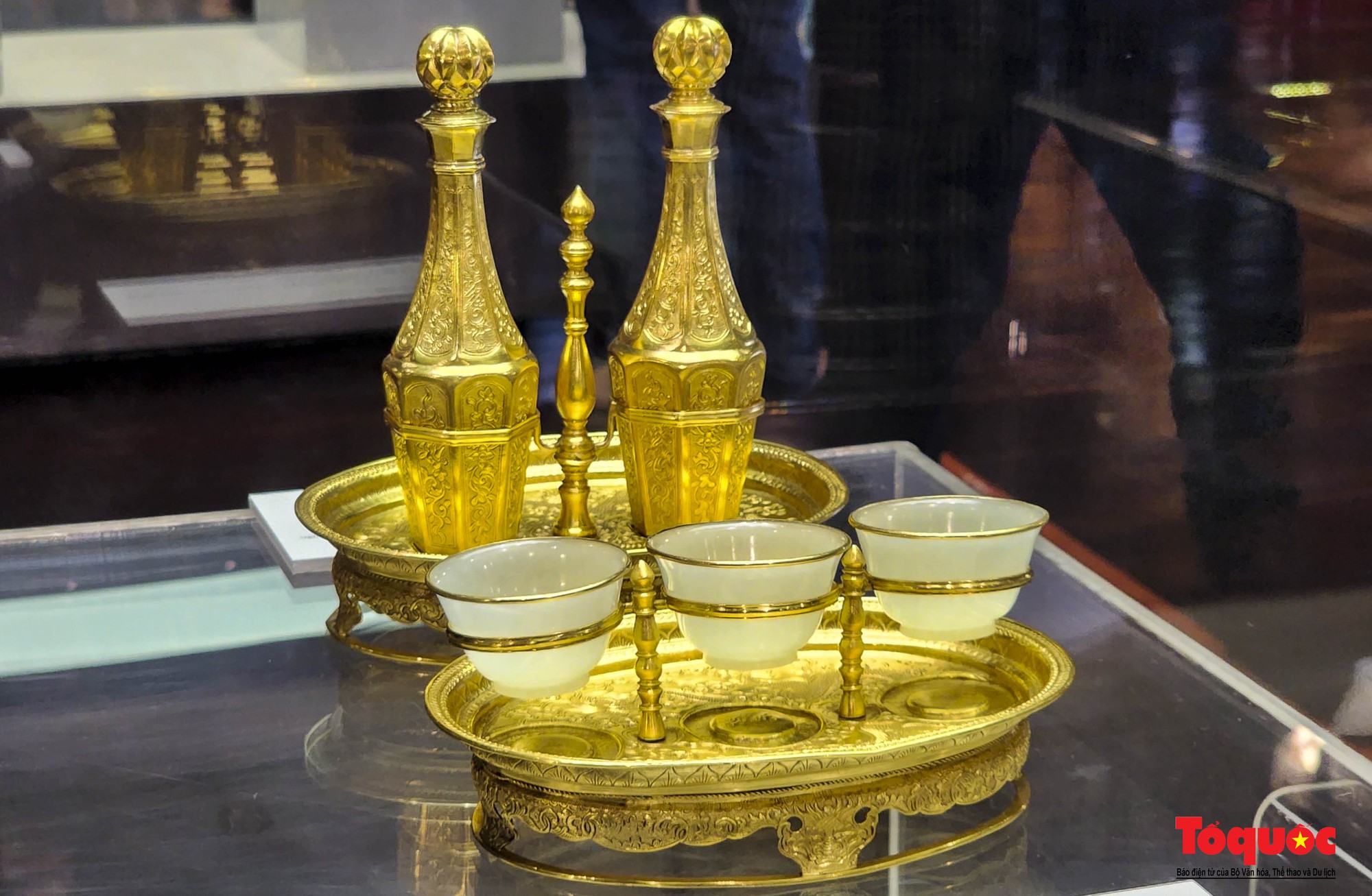 Du khách thích thú chiêm ngưỡng nhiều cổ vật quý từ thời vua Khải Định - Ảnh 11.