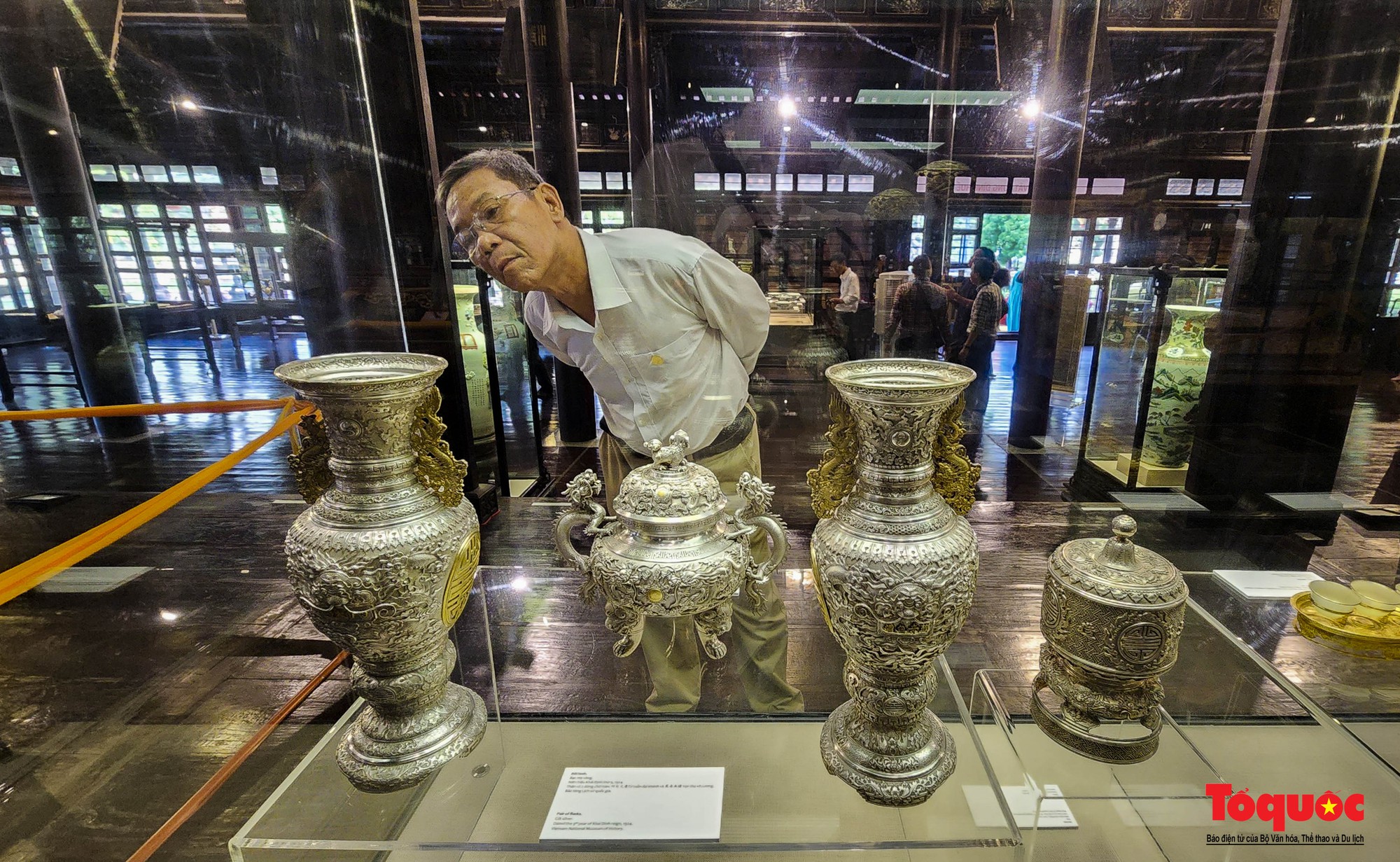 Du khách thích thú chiêm ngưỡng nhiều cổ vật quý từ thời vua Khải Định - Ảnh 5.