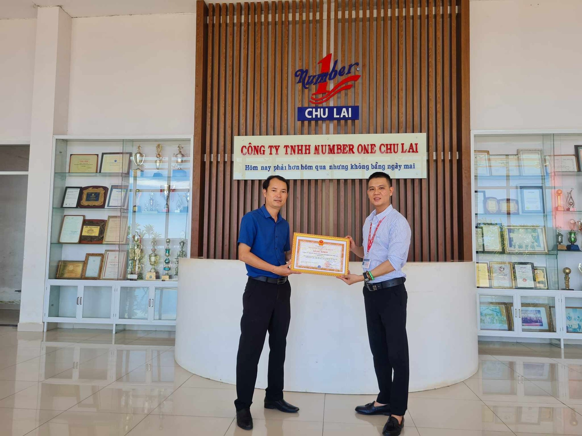 Đảm bảo chính sách quyền lợi người lao động, nhà máy Number One Chu Lai nhận bằng khen từ Bảo hiểm xã hội Việt Nam - Ảnh 2.