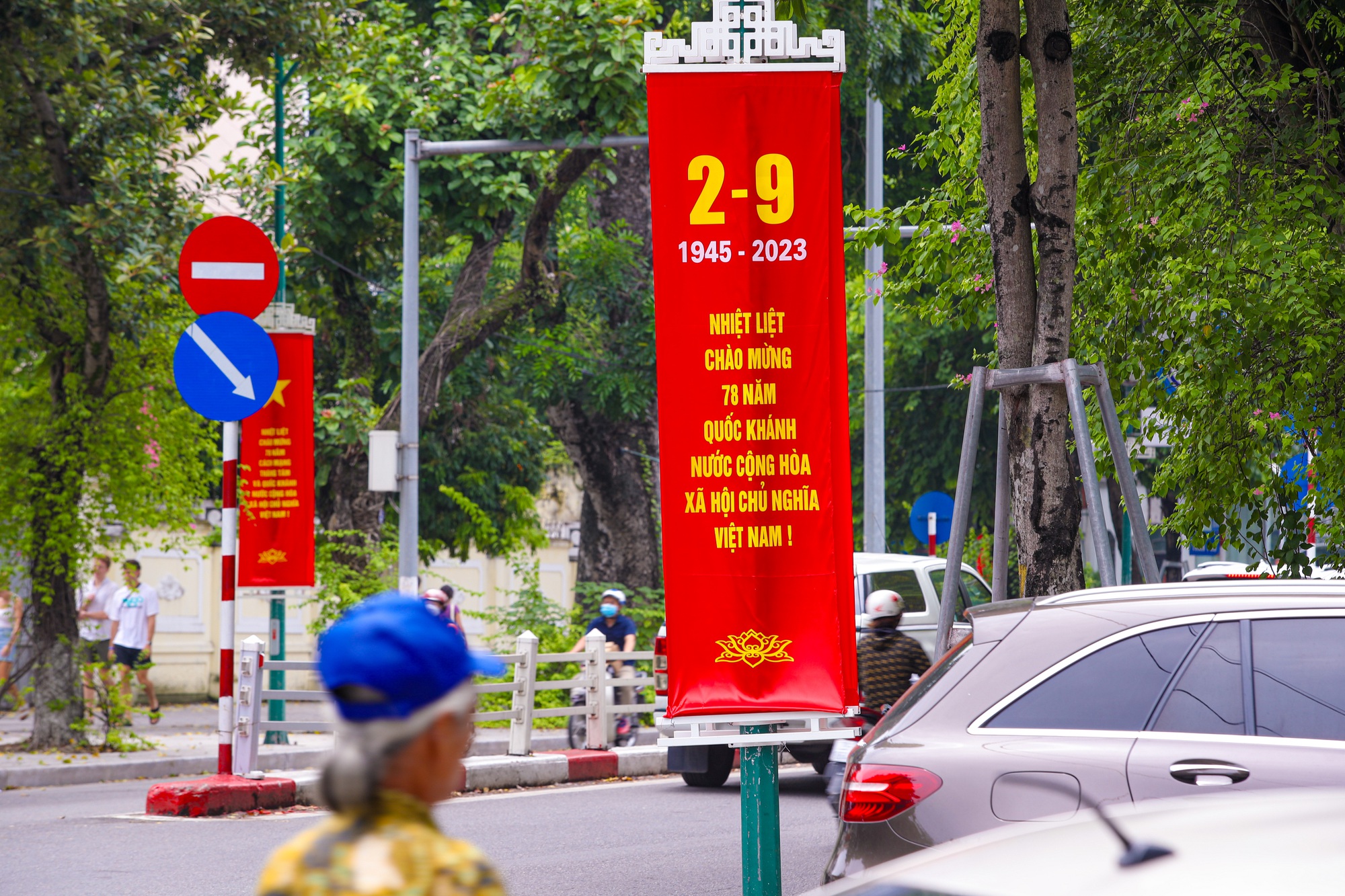 Đường phố Hà Nội trang hoàng cờ hoa chào mừng Quốc khánh 2/9 - Ảnh 9.