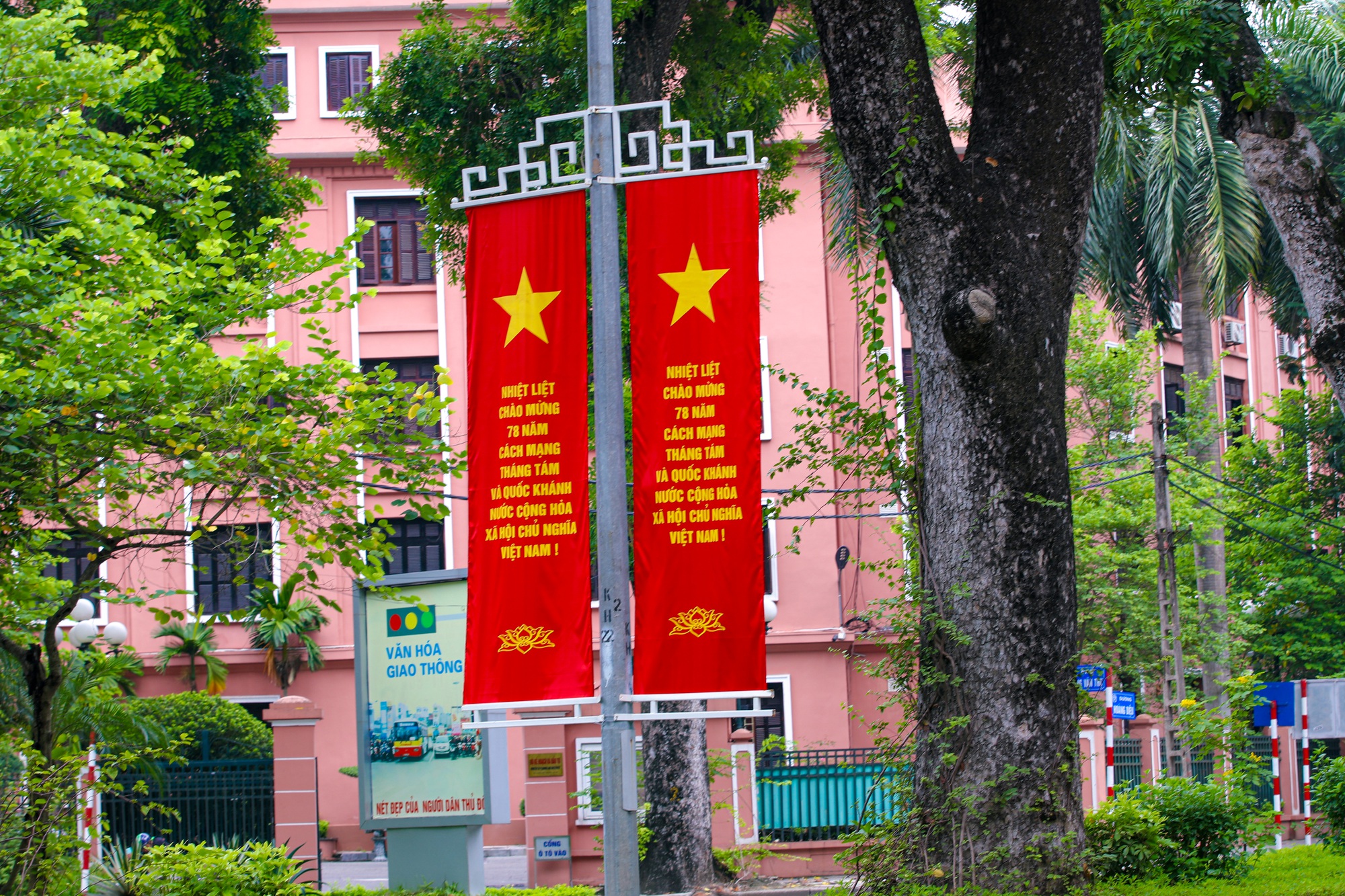 Đường phố Hà Nội trang hoàng cờ hoa chào mừng Quốc khánh 2/9 - Ảnh 6.
