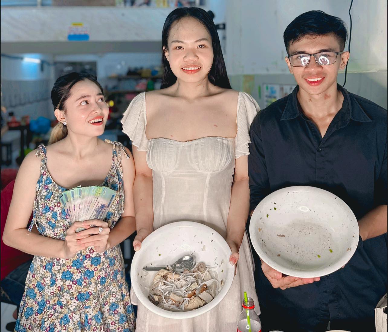 Quán ăn TP HCM tổ chức cuộc thi ăn 2 tô bún chả sứa khổng lồ nhận thưởng 30 triệu đồng và cái kết  - Ảnh 4.