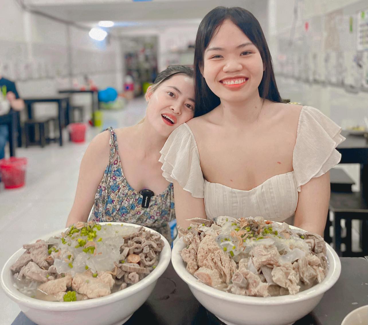 Quán ăn TP HCM tổ chức cuộc thi ăn 2 tô bún chả sứa khổng lồ nhận thưởng 30 triệu đồng và cái kết  - Ảnh 1.