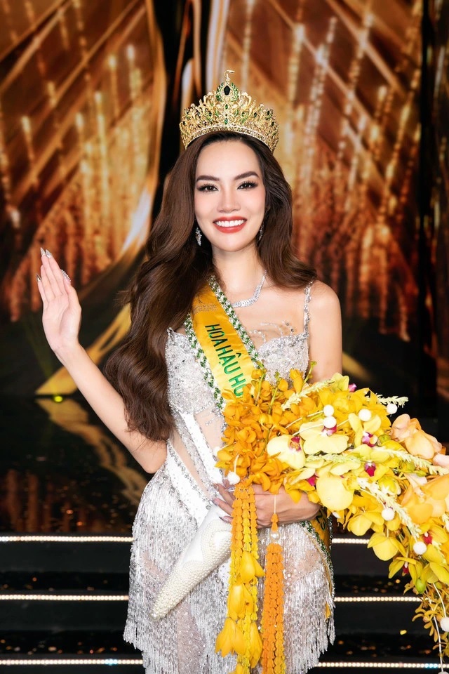 Phụ huynh tân hoa hậu Lê Hoàng Phương và 2 Á hậu Miss Grand Vietnam nói gì về con gái? - Ảnh 1. Phụ huynh tân hoa hậu Lê Hoàng Phương và 2 Á hậu Miss Grand Vietnam nói gì về con gái? - Ảnh 1.