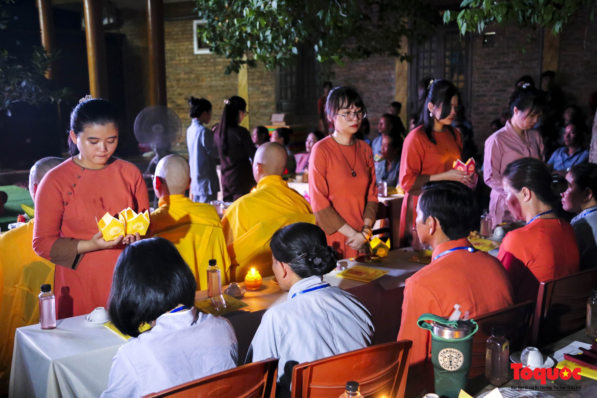 Phật tử xúc động, rơi nước mắt trong buổi lễ tri ân cha mẹ mùa Vu lan báo hiếu - Ảnh 6.