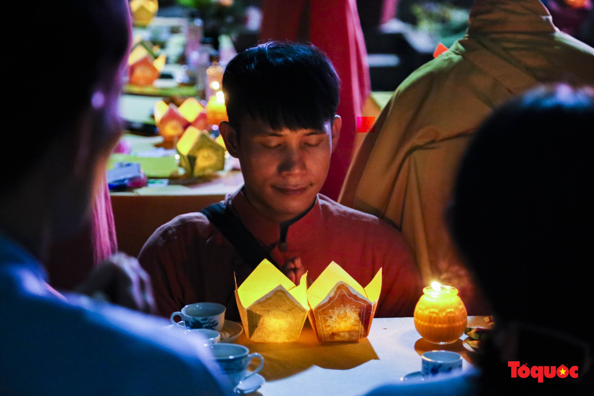 Phật tử xúc động, rơi nước mắt trong buổi lễ tri ân cha mẹ mùa Vu lan báo hiếu - Ảnh 8.