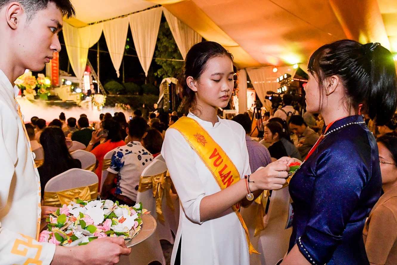 Ý nghĩa của bông hồng cài áo trong lễ Vu Lan - Ảnh 2.