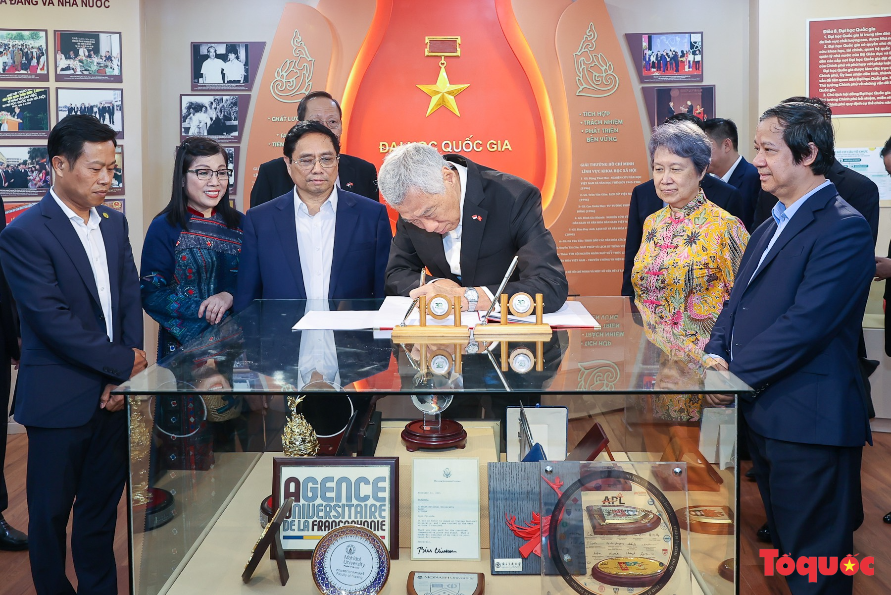 Thủ tướng Việt Nam và Singapore thưởng thức bánh cuốn và cốm cùng giao lưu với các bạn sinh viên - Ảnh 4.