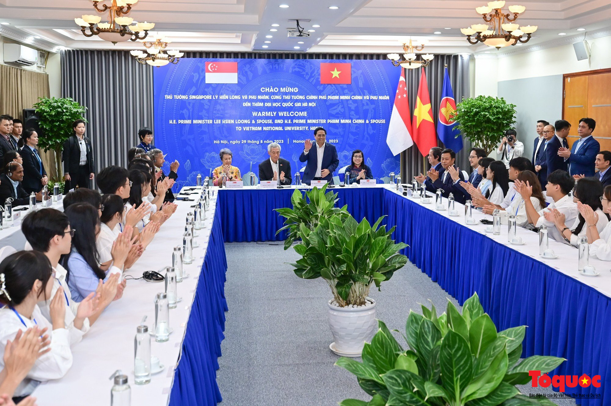 Thủ tướng Việt Nam và Singapore thưởng thức bánh cuốn và cốm cùng giao lưu với các bạn sinh viên - Ảnh 6.