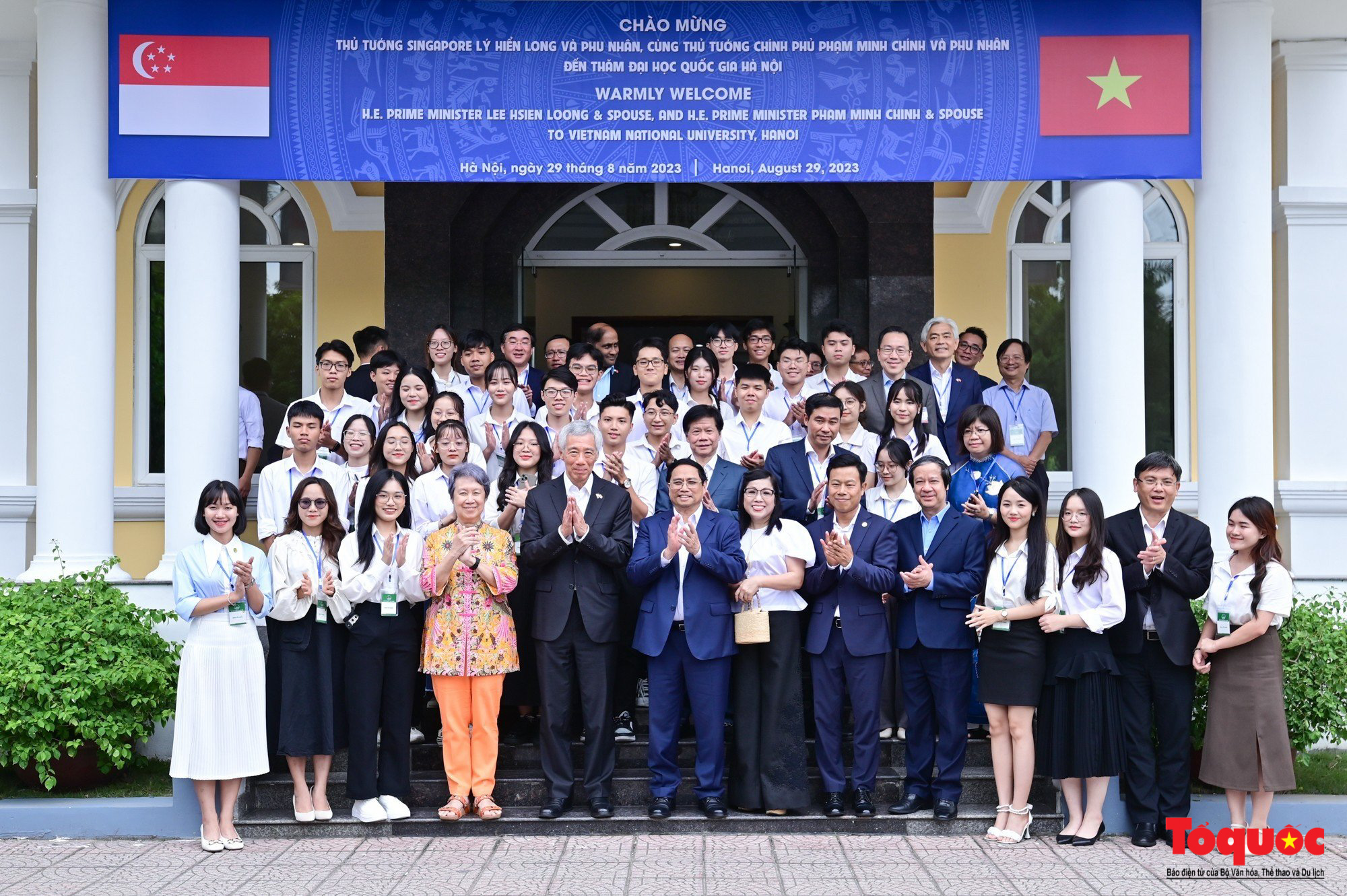 Thủ tướng Việt Nam và Singapore thưởng thức bánh cuốn và cốm cùng giao lưu với các bạn sinh viên - Ảnh 14.
