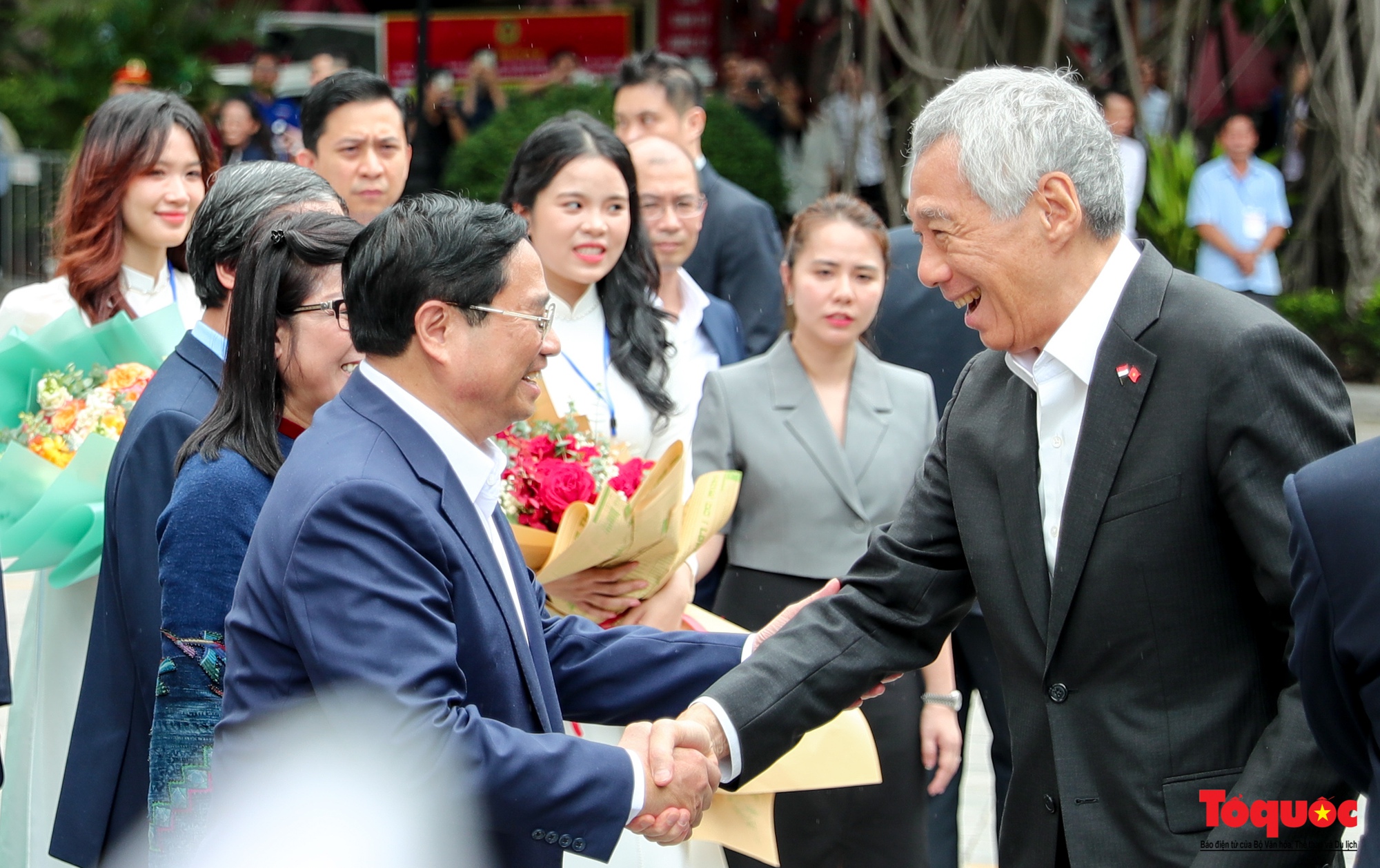 Thủ tướng Việt Nam và Singapore thưởng thức bánh cuốn và cốm cùng giao lưu với các bạn sinh viên - Ảnh 2.