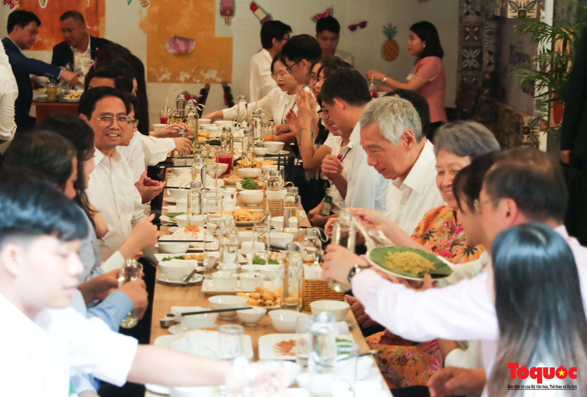Thủ tướng Việt Nam và Singapore thưởng thức bánh cuốn và cốm cùng giao lưu với các bạn sinh viên - Ảnh 13.