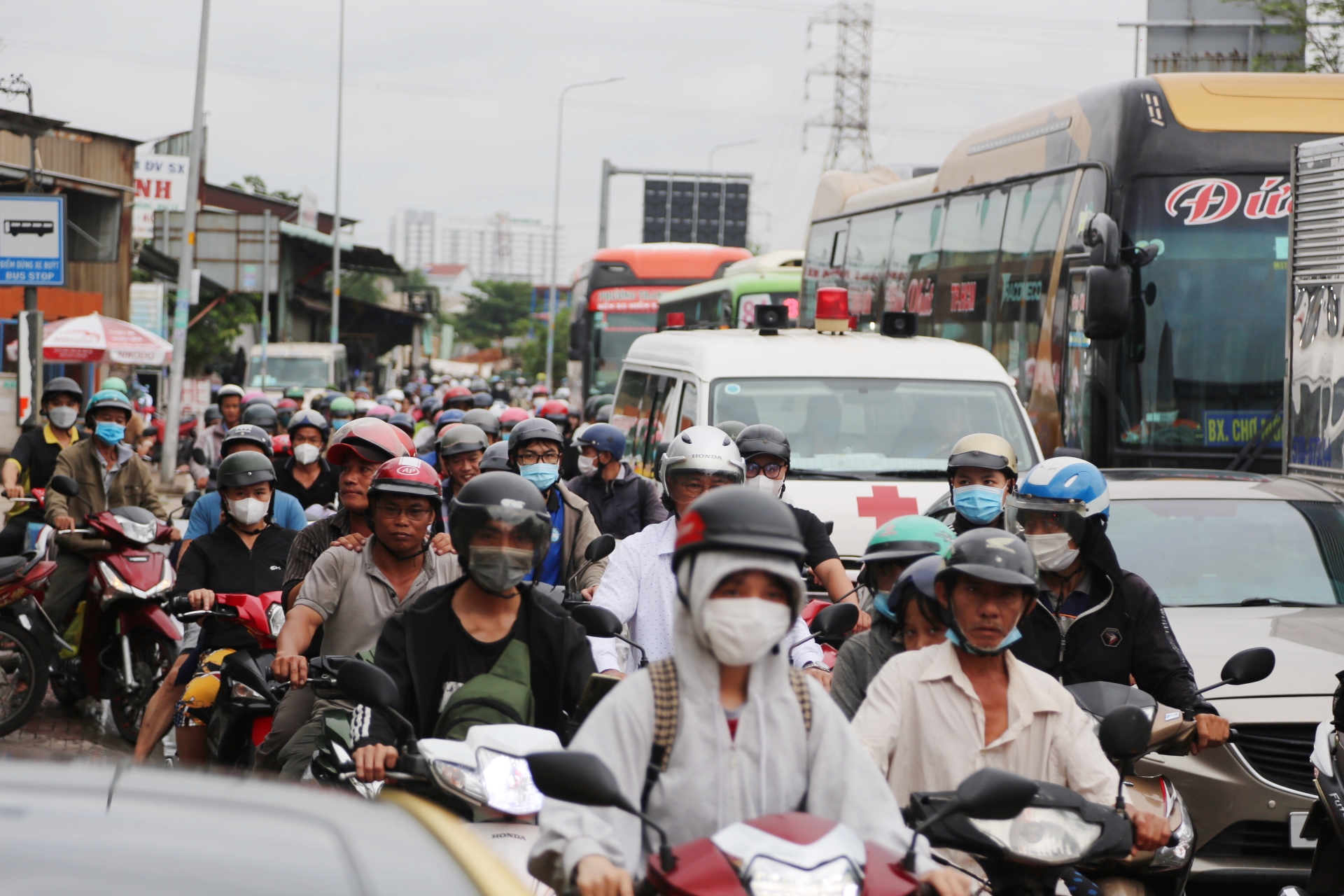 TP.HCM: Hàng nghìn phương tiện nối đuôi nhau rời thành phố, người dân sợ hãi cảnh kẹt xe kéo dài - Ảnh 2.
