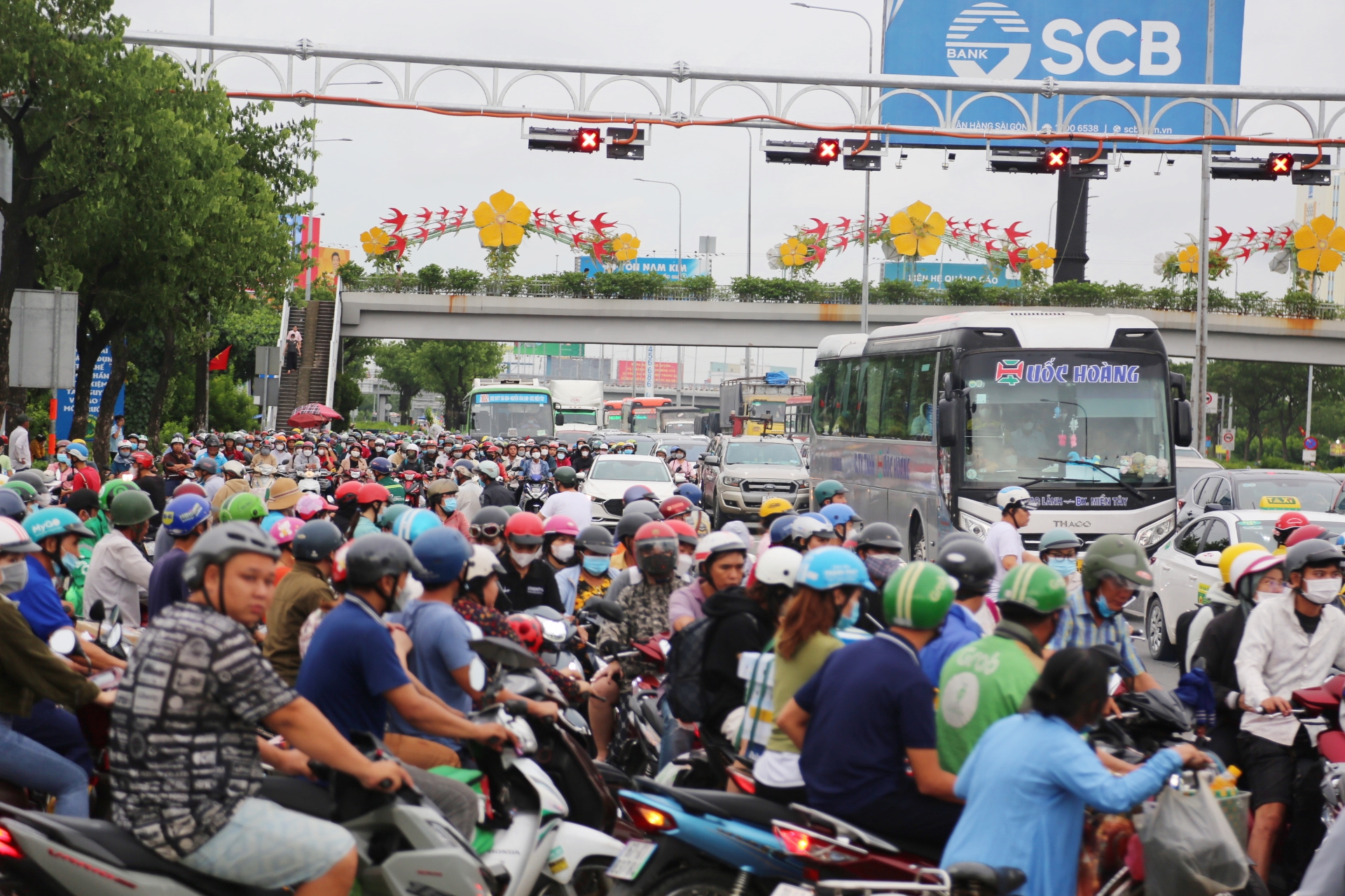TP.HCM: Hàng nghìn phương tiện nối đuôi nhau rời thành phố, người dân sợ hãi cảnh kẹt xe kéo dài - Ảnh 4.