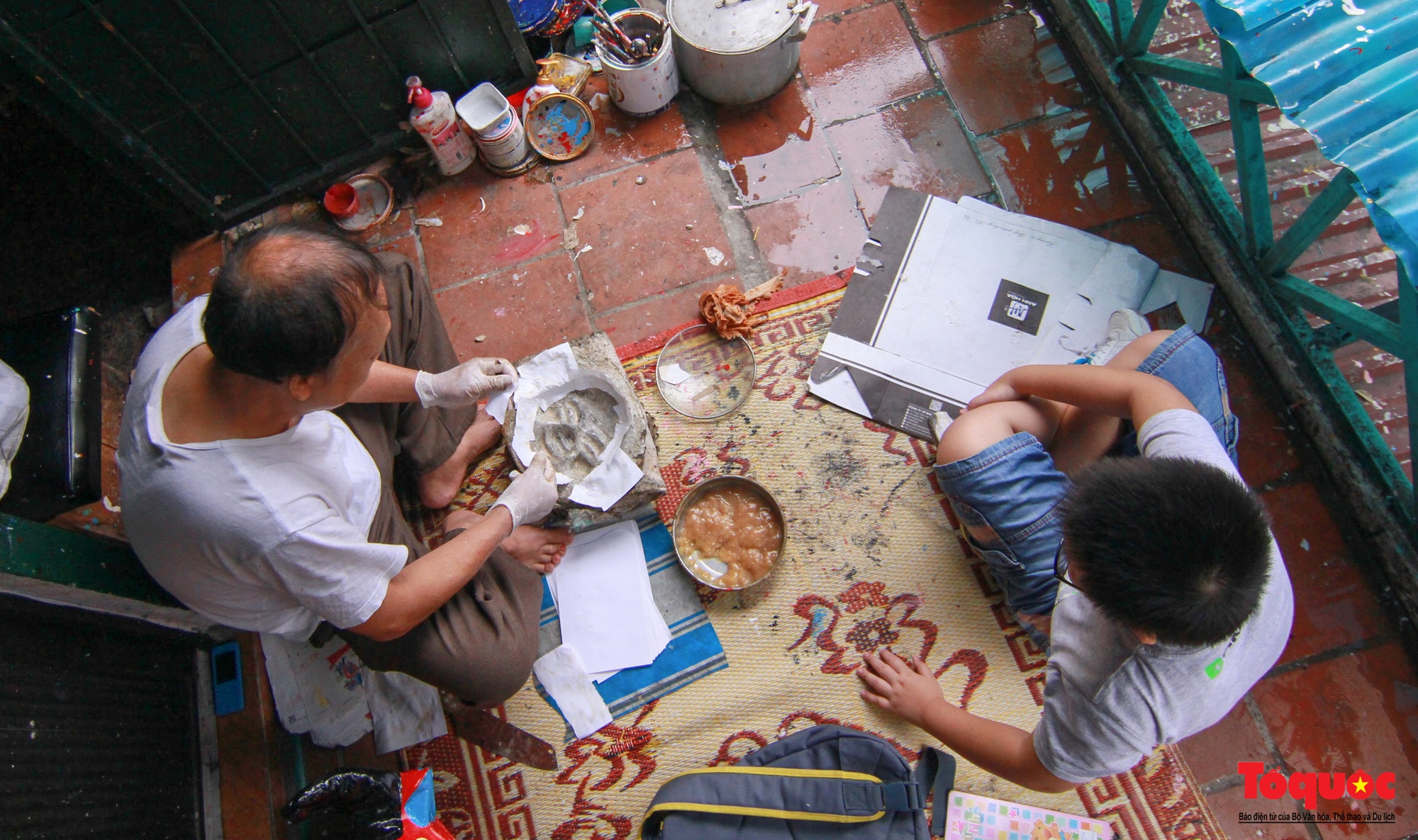 Gia đình giữ nghề làm mặt nạ giấy bồi duy nhất ở phố cổ Hà Nội - Ảnh 4.