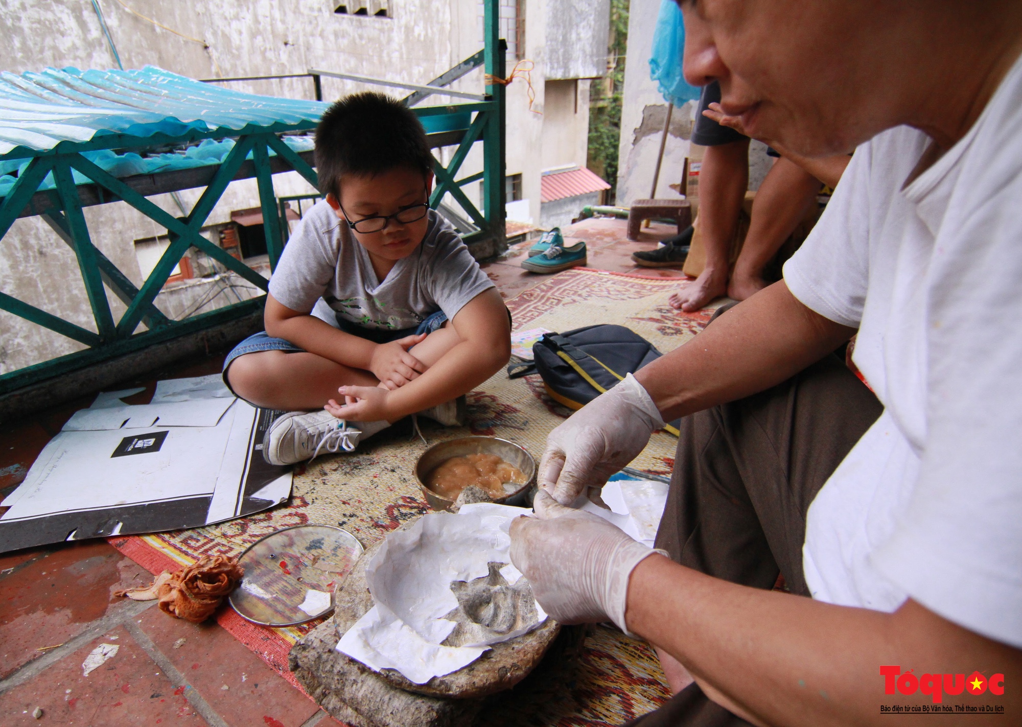 Gia đình giữ nghề làm mặt nạ giấy bồi duy nhất ở phố cổ Hà Nội - Ảnh 5.