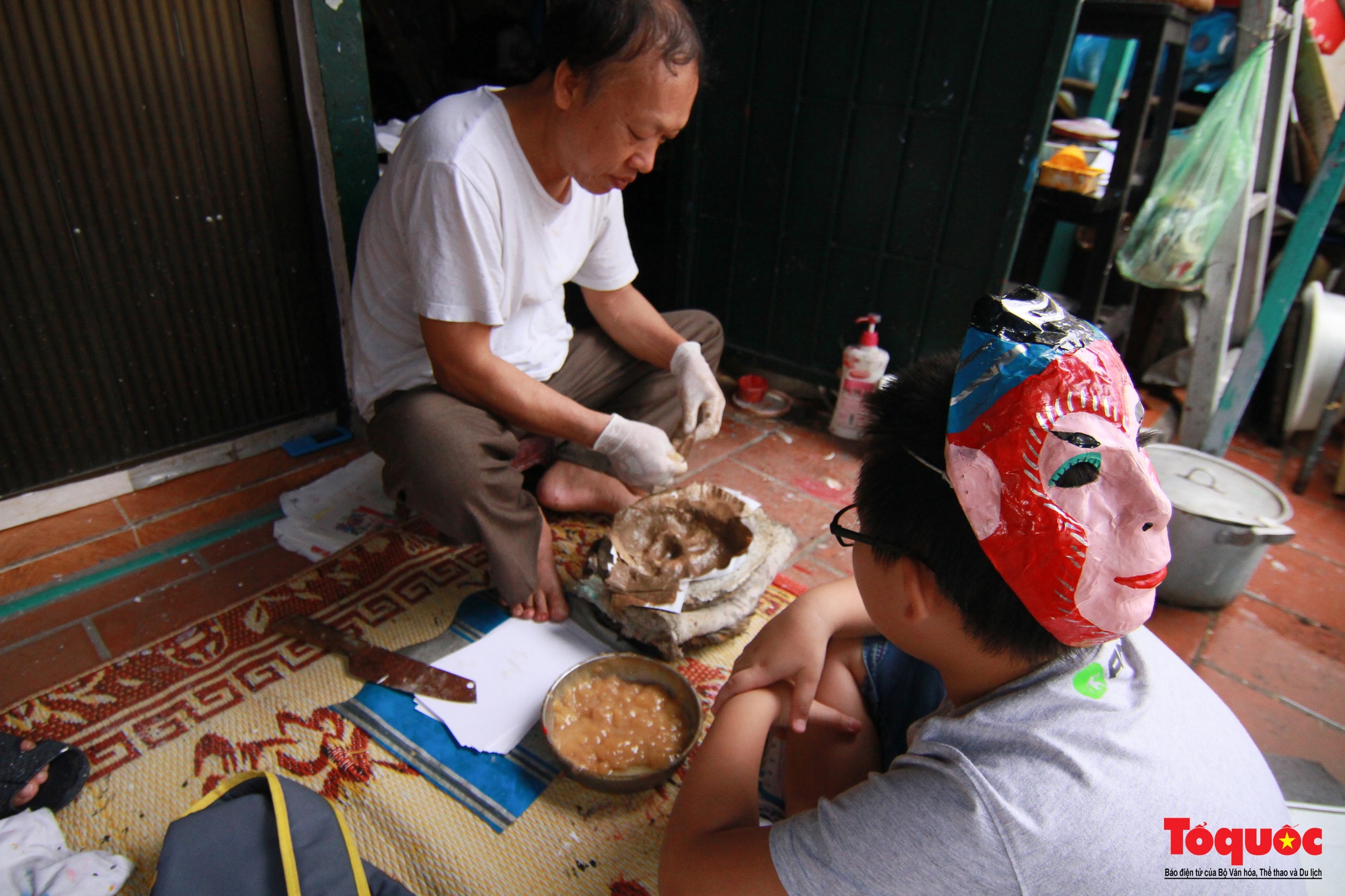 Gia đình giữ nghề làm mặt nạ giấy bồi duy nhất ở phố cổ Hà Nội - Ảnh 7.