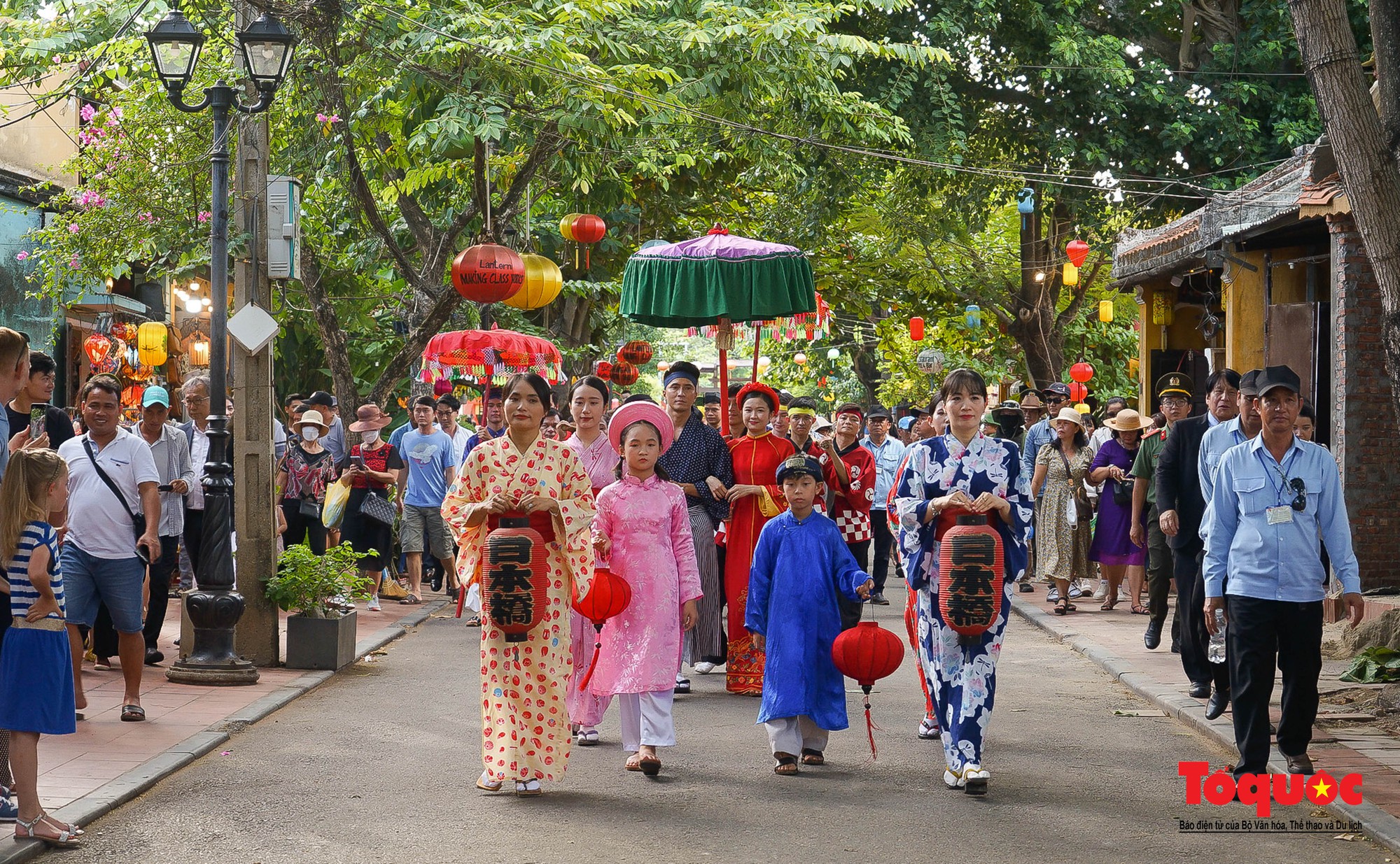 Hình ảnh tái hiện đám cưới Công Nữ Ngọc Hoa với thương nhân Nhật Bản tại khu phố cổ Hội An - Ảnh 1.