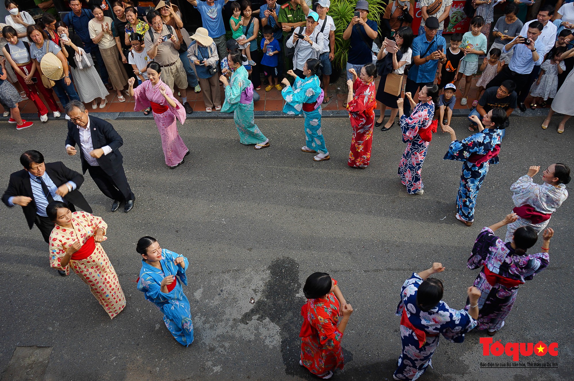 Hình ảnh tái hiện đám cưới Công Nữ Ngọc Hoa với thương nhân Nhật Bản tại khu phố cổ Hội An - Ảnh 5.