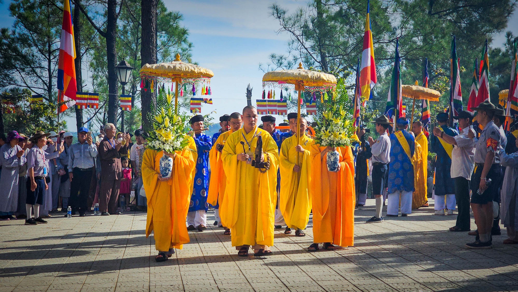 Hàng vạn người dân dự Lễ hội Quán Thế Âm tại Thừa Thiên Huế - Ảnh 2.