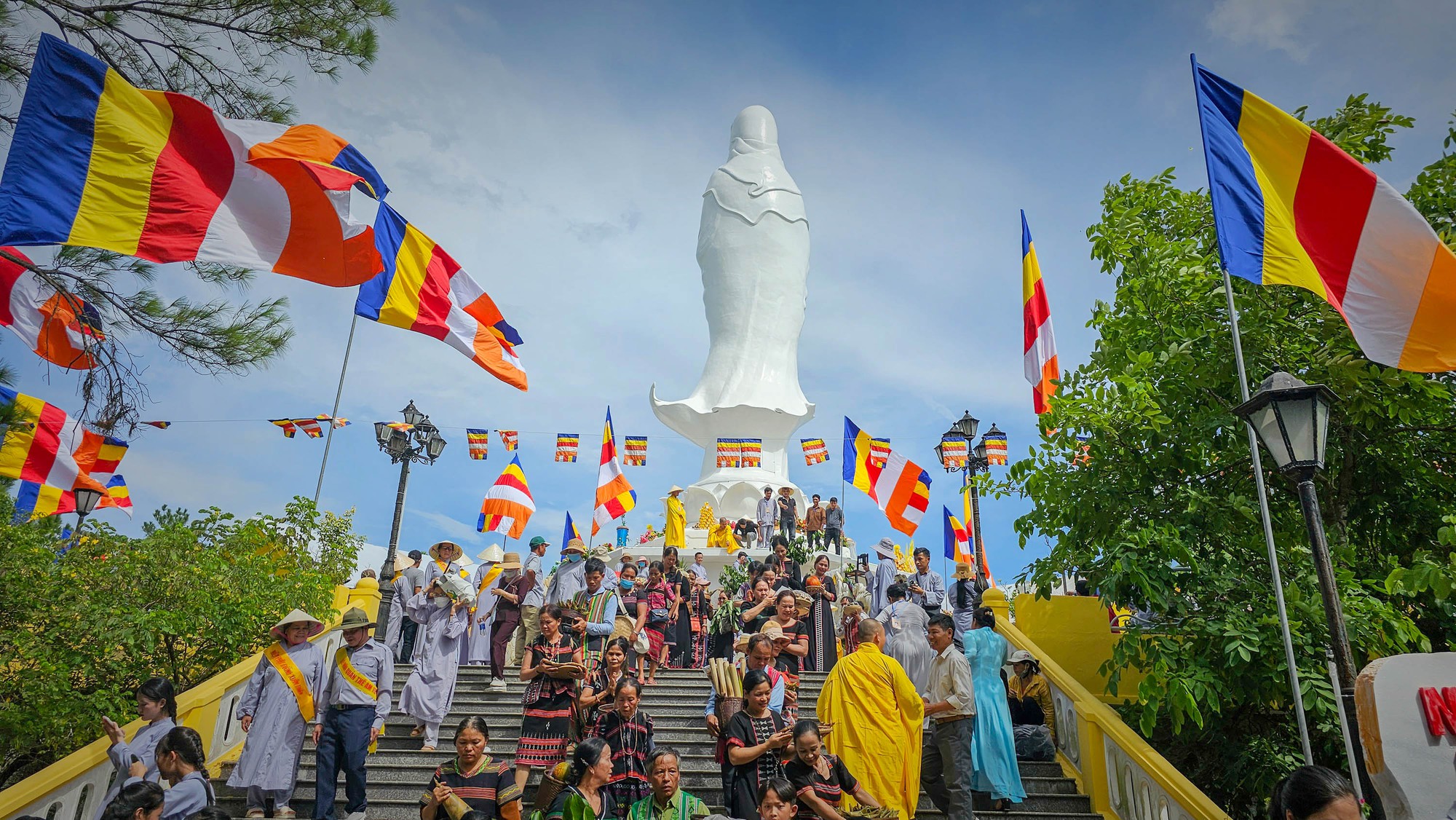 Hàng vạn người dân dự Lễ hội Quán Thế Âm tại Thừa Thiên Huế - Ảnh 11.