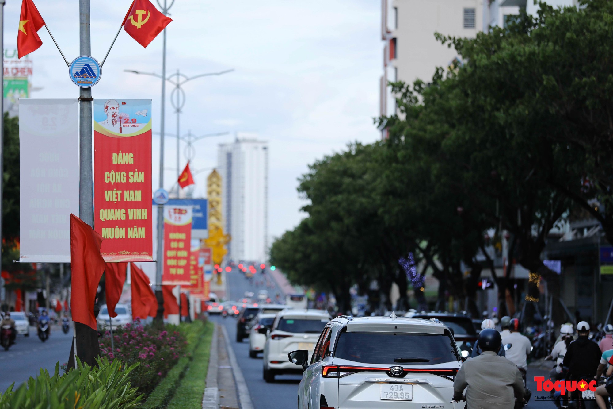 Đường phố Đà Nẵng rực rỡ sắc cờ đỏ chào mừng Quốc khánh 2/9 - Ảnh 1.