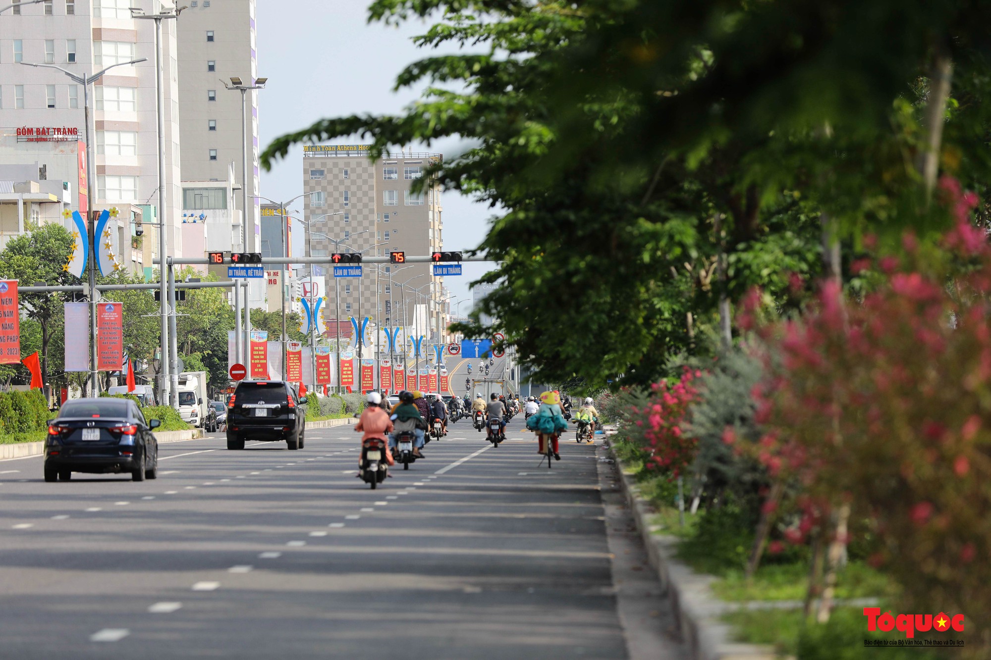 Đường phố Đà Nẵng rực rỡ sắc cờ đỏ chào mừng Quốc khánh 2/9 - Ảnh 9.