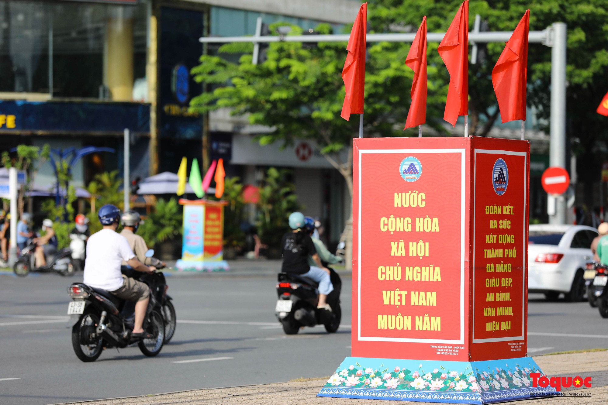 Đường phố Đà Nẵng rực rỡ sắc cờ đỏ chào mừng Quốc khánh 2/9 - Ảnh 5.