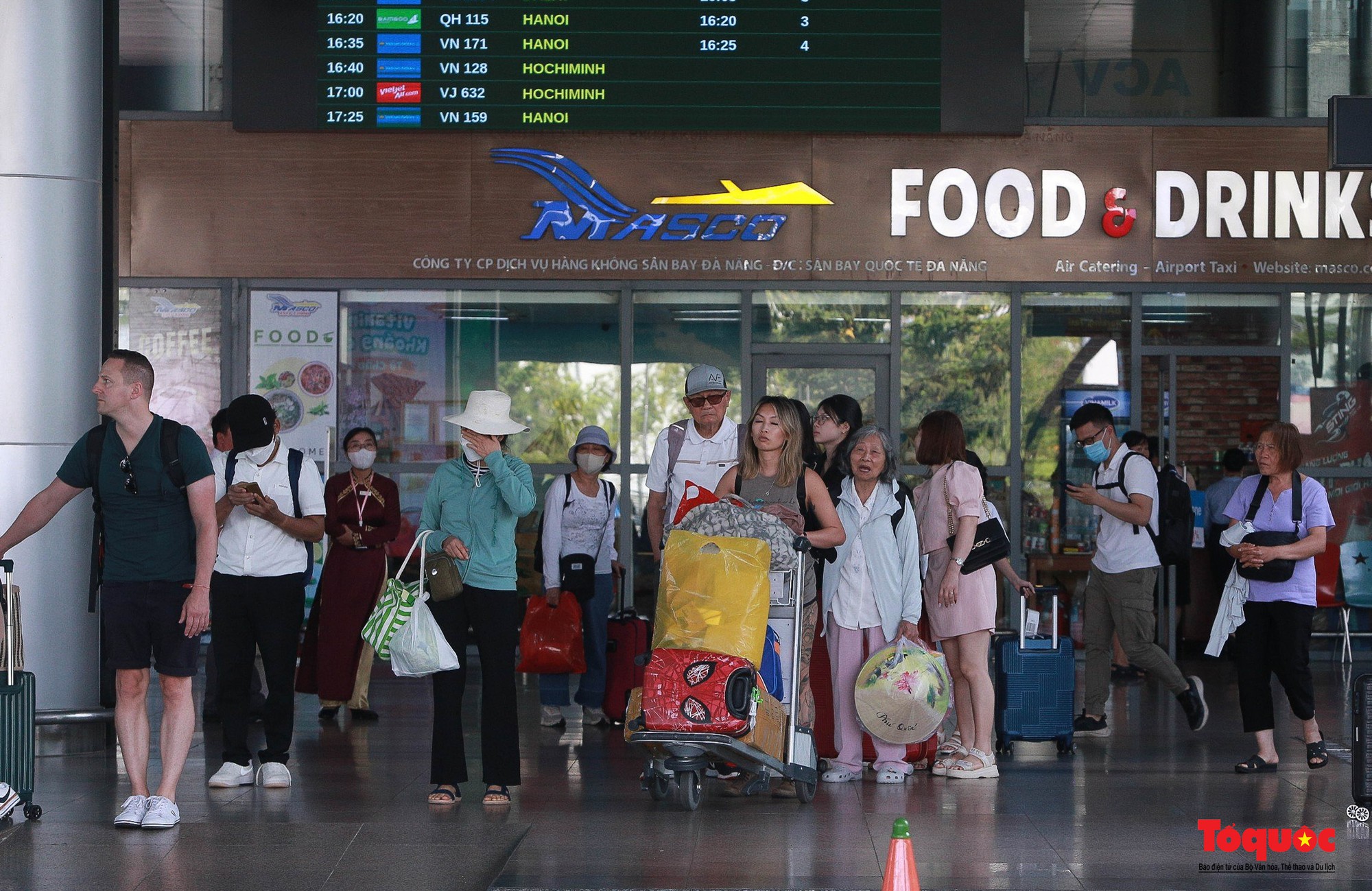 Du khách nườm nượp đổ về Đà Nẵng trong ngày đầu kỳ nghỉ lễ 2/9 - Ảnh 2.