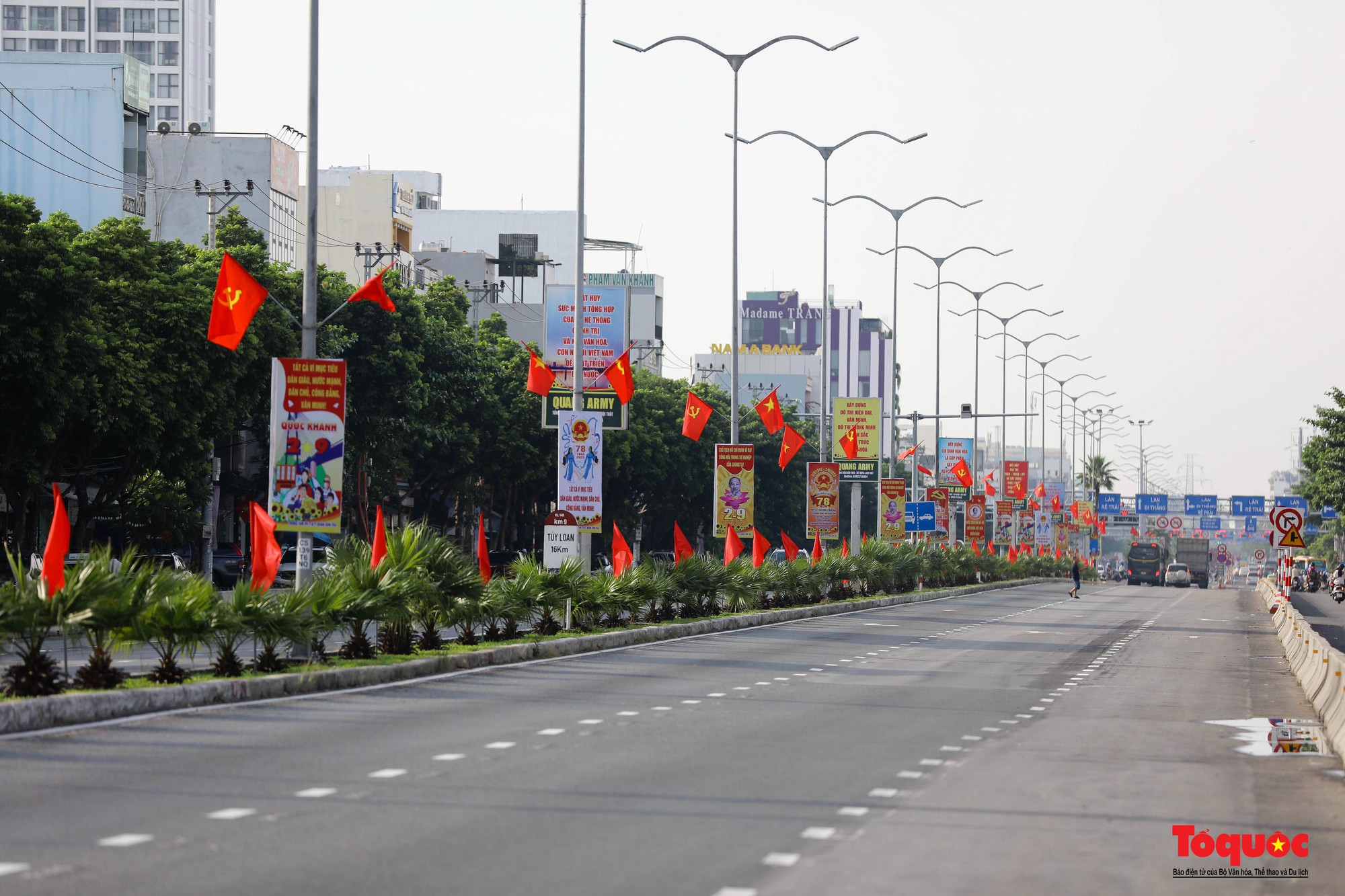 Đường phố Đà Nẵng rực rỡ sắc cờ đỏ chào mừng Quốc khánh 2/9 - Ảnh 10.