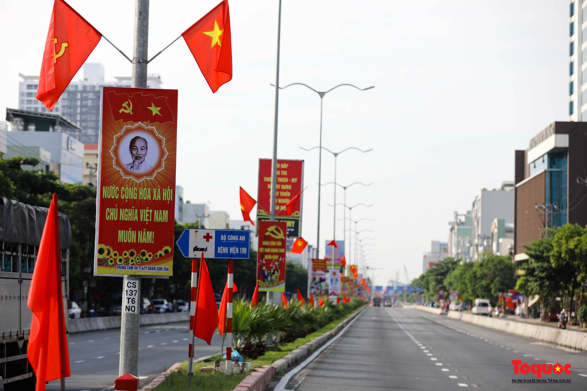 Đường phố Đà Nẵng rực rỡ sắc cờ đỏ chào mừng Quốc khánh 2/9 - Ảnh 3.