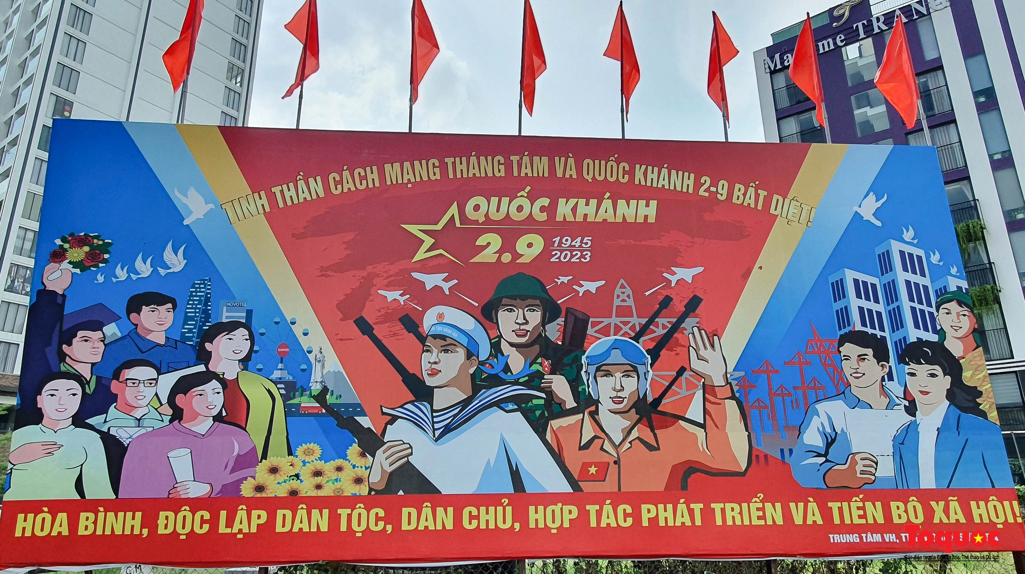 Đường phố Đà Nẵng rực rỡ sắc cờ đỏ chào mừng Quốc khánh 2/9 - Ảnh 18.