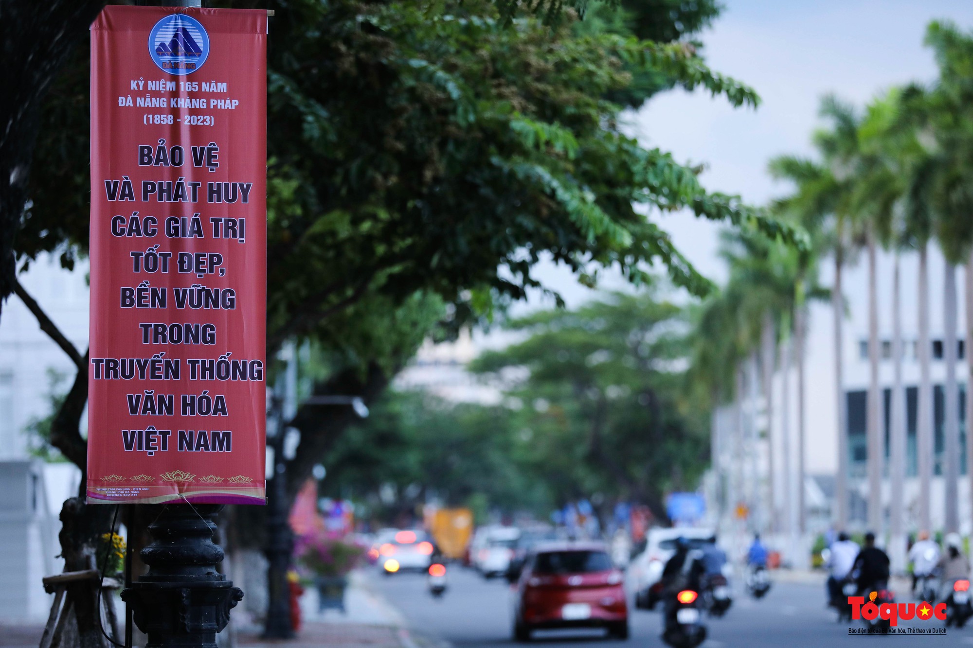 Đường phố Đà Nẵng rực rỡ sắc cờ đỏ chào mừng Quốc khánh 2/9 - Ảnh 17.