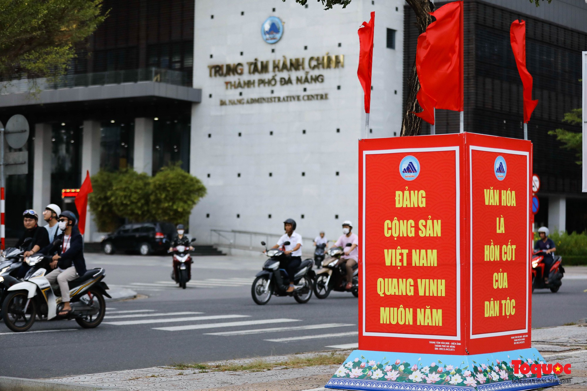 Đường phố Đà Nẵng rực rỡ sắc cờ đỏ chào mừng Quốc khánh 2/9 - Ảnh 4.