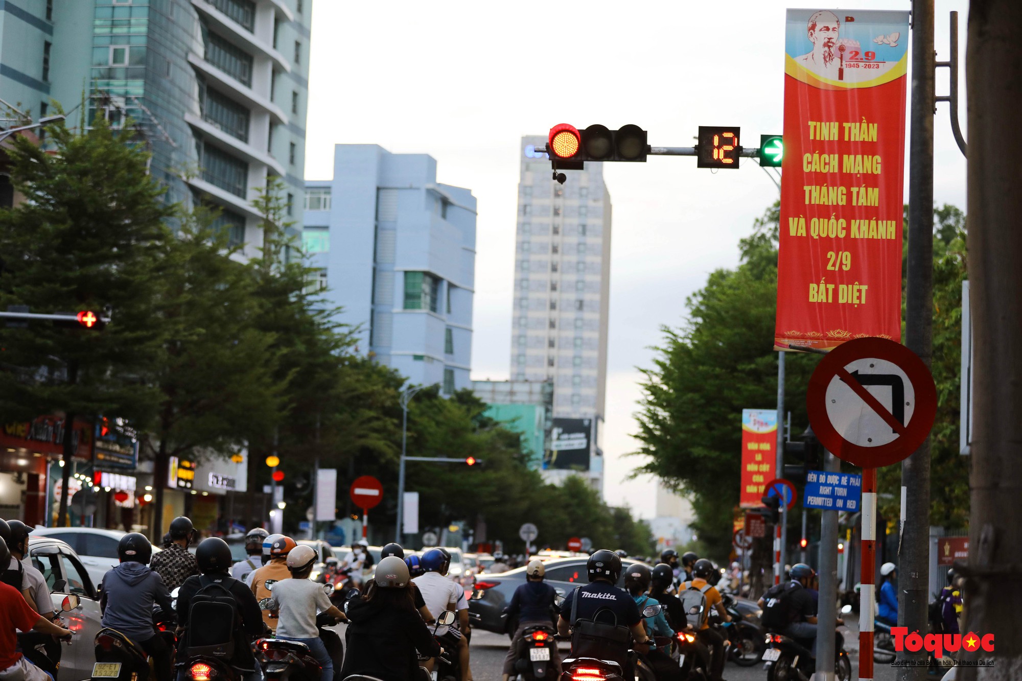 Đường phố Đà Nẵng rực rỡ sắc cờ đỏ chào mừng Quốc khánh 2/9 - Ảnh 2.
