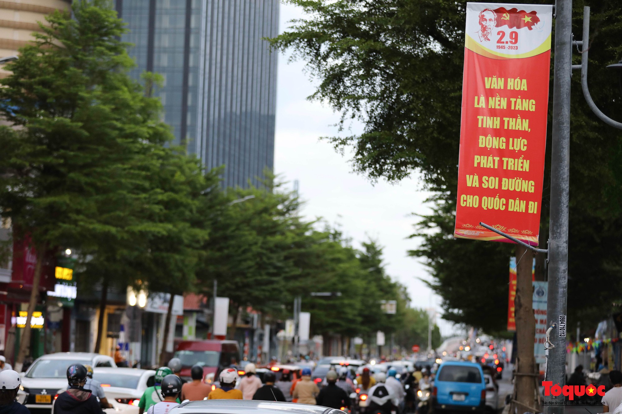 Đường phố Đà Nẵng rực rỡ sắc cờ đỏ chào mừng Quốc khánh 2/9 - Ảnh 16.
