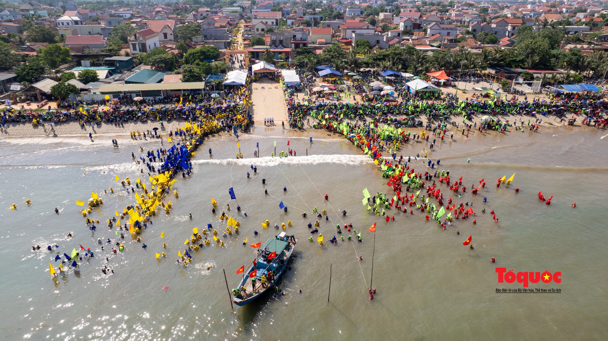 Ấn tượng đặc biệt ở lễ hội đua thuyền làng biển… Cảnh Dương - Ảnh 2.