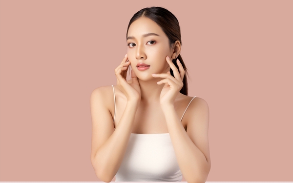 Bí kíp hóa nổi bật trong tiệc cuối năm cùng trend Clean Girl Makeup - Ảnh 1.