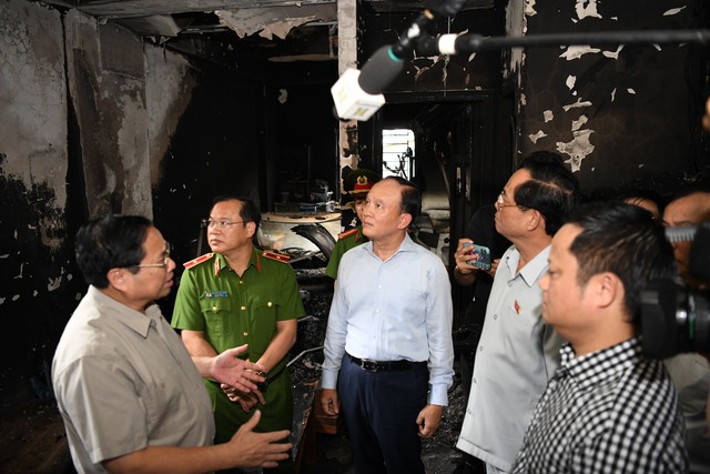 Thủ tướng thị sát hiện trường, chỉ đạo tập trung khắc phục hậu quả vụ cháy ở Hà Nội - Ảnh 2.