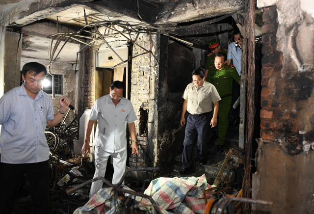 Thủ tướng thị sát hiện trường, chỉ đạo tập trung khắc phục hậu quả vụ cháy ở Hà Nội - Ảnh 1.
