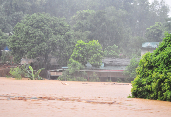 Thủ tướng yêu cầu tập trung khắc phục hậu quả lũ quét tại Lào Cai và ứng phó mưa lũ ở miền núi, trung du Bắc Bộ - Ảnh 1.