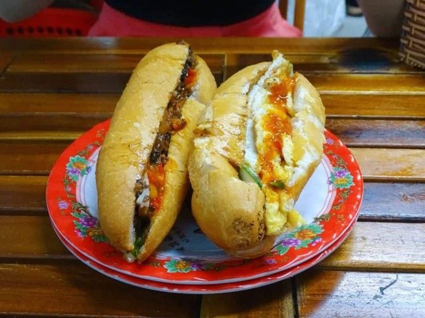 Tiệm bánh mì Việt được du khách quốc tế ưu ái khen &quot;ngon nhất thế giới&quot;, có người đã ăn hết 4 ổ trong 1 buổi tối - Ảnh 2.