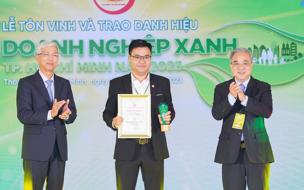 PNJ được UBND TP HCM trao tặng danh hiệu &quot;Doanh nghiệp xanh TP HCM 2023&quot; - Ảnh 1.