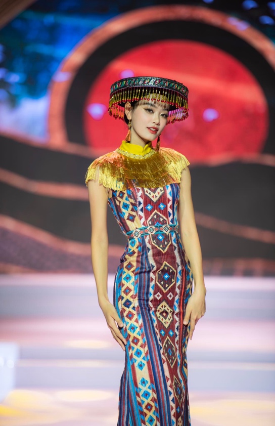 NTK Đức Vincie khắc họa văn hóa truyền thống dân tộc lên áo dài - Ảnh 6.