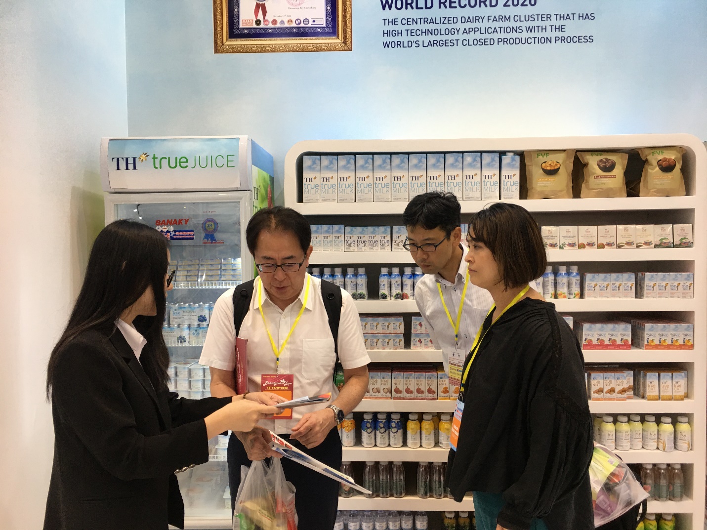 Nhà mua quốc tế ấn tượng với sản phẩm TH tại Vietnam International Sourcing  2023 - Ảnh 2.