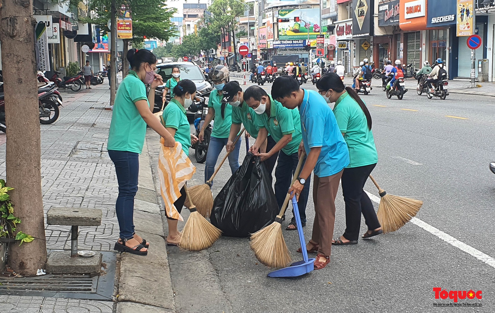 Đà Nẵng: Ra quân nạo vét, khơi thông cống thoát nước trên địa bàn trung tâm thành phố - Ảnh 9.