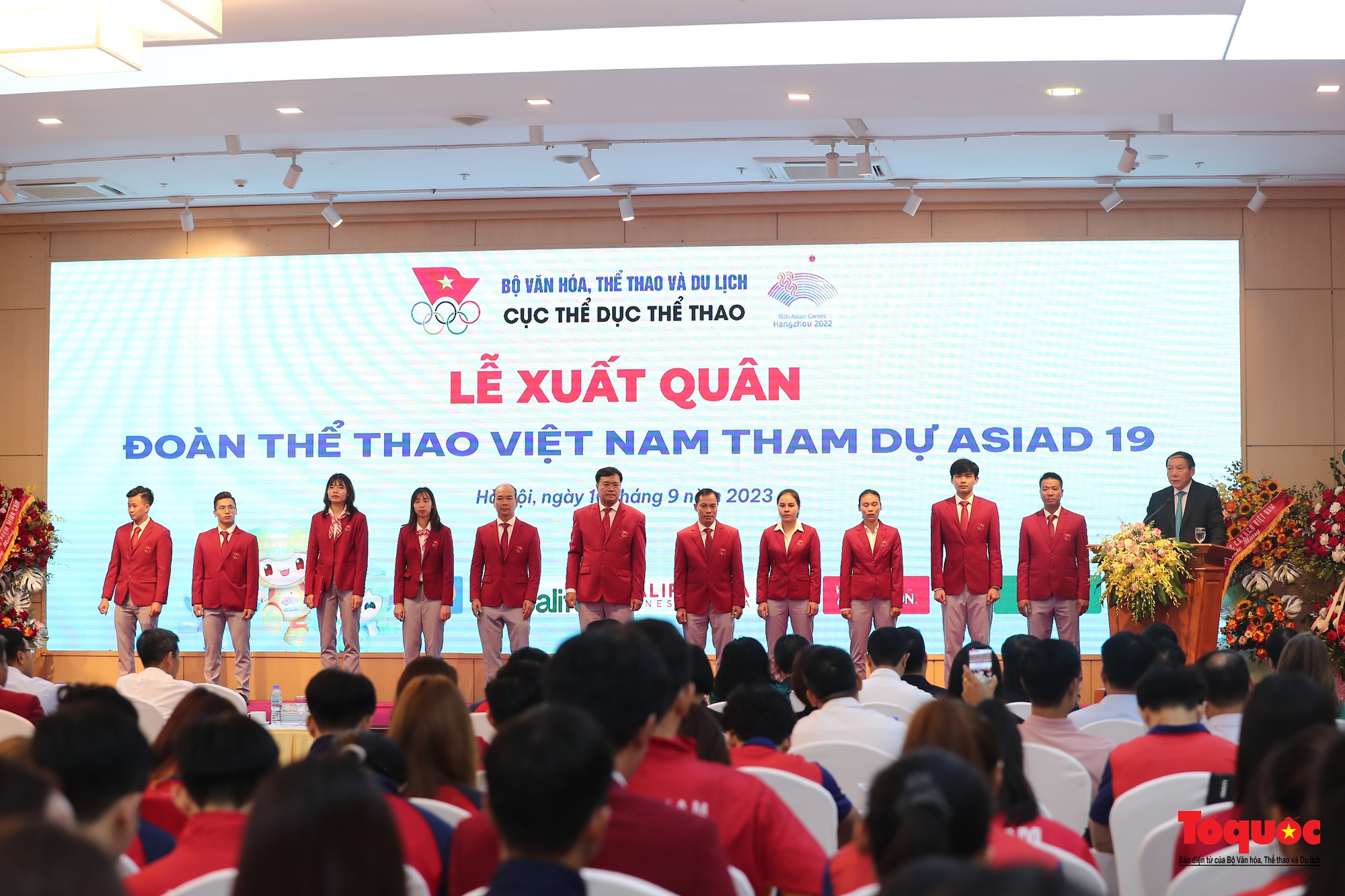Đoàn Thể thao Việt Nam tham dự ASIAD 19 ủng hộ hơn một trăm triệu đồng tới các nạn nhân vụ cháy chung cư mini và lũ quét tại Lào Cai - Ảnh 13.