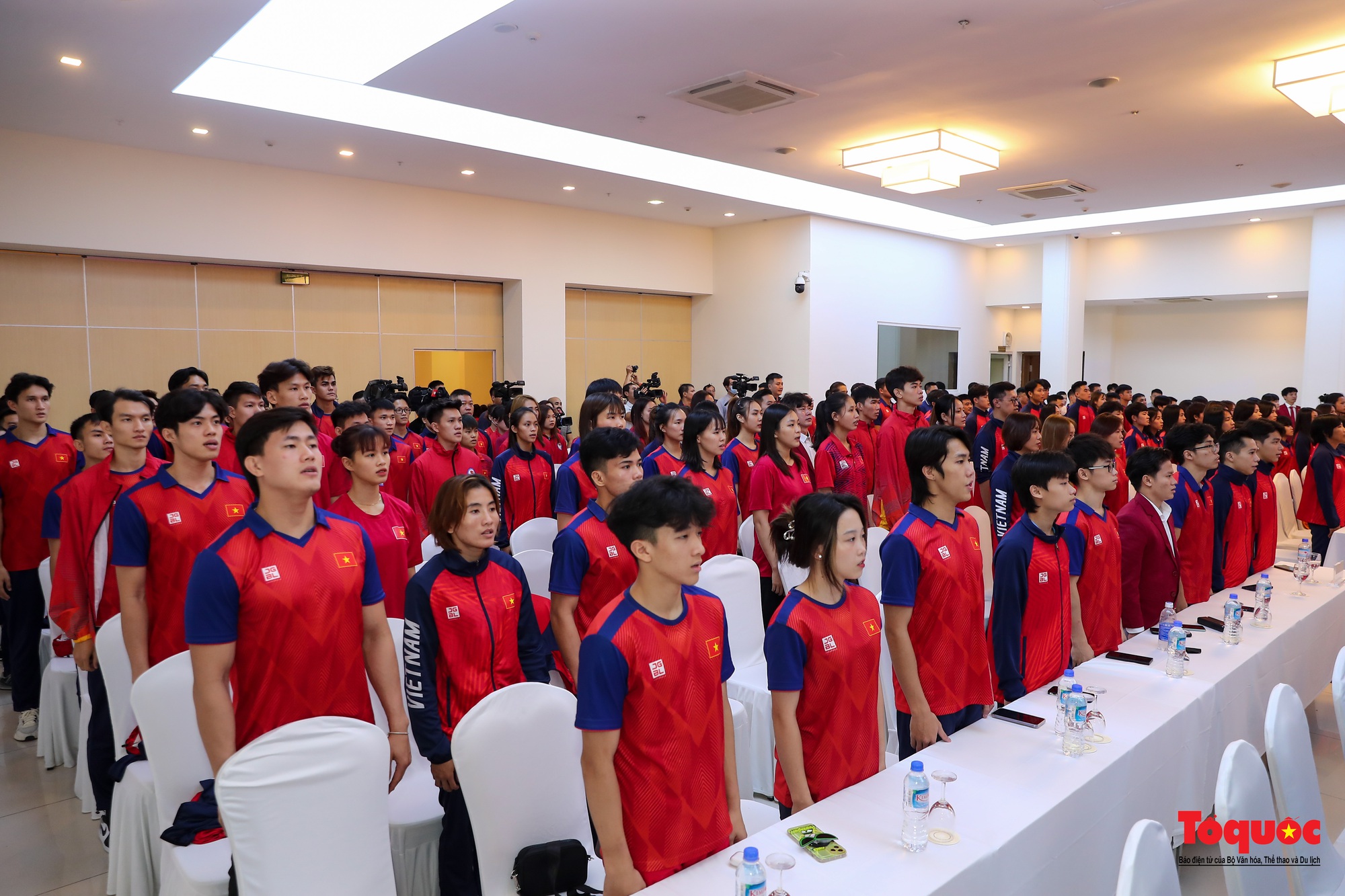 Đoàn Thể thao Việt Nam tham dự ASIAD 19 ủng hộ hơn một trăm triệu đồng tới các nạn nhân vụ cháy chung cư mini và lũ quét tại Lào Cai - Ảnh 6.