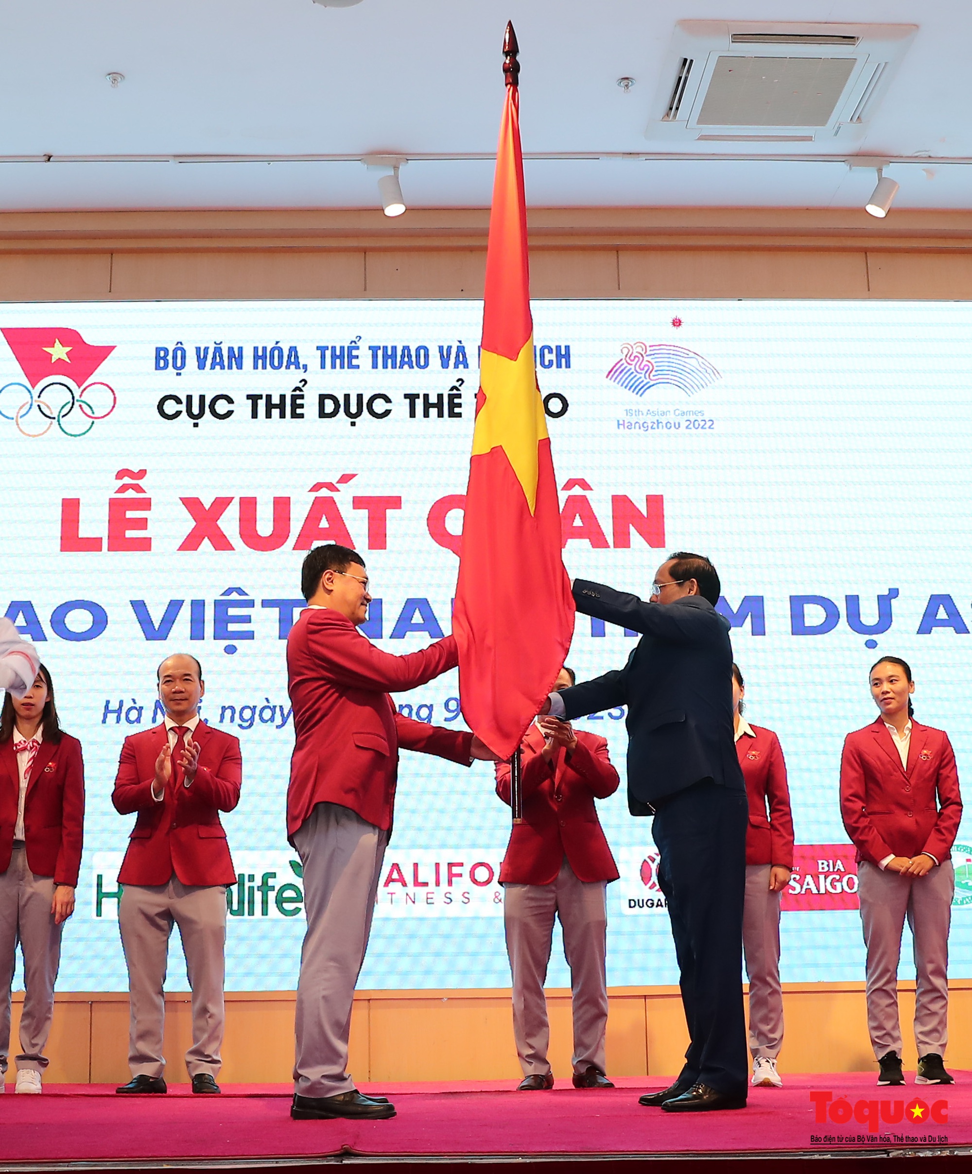 Đoàn Thể thao Việt Nam tham dự ASIAD 19 ủng hộ hơn một trăm triệu đồng tới các nạn nhân vụ cháy chung cư mini và lũ quét tại Lào Cai - Ảnh 11.