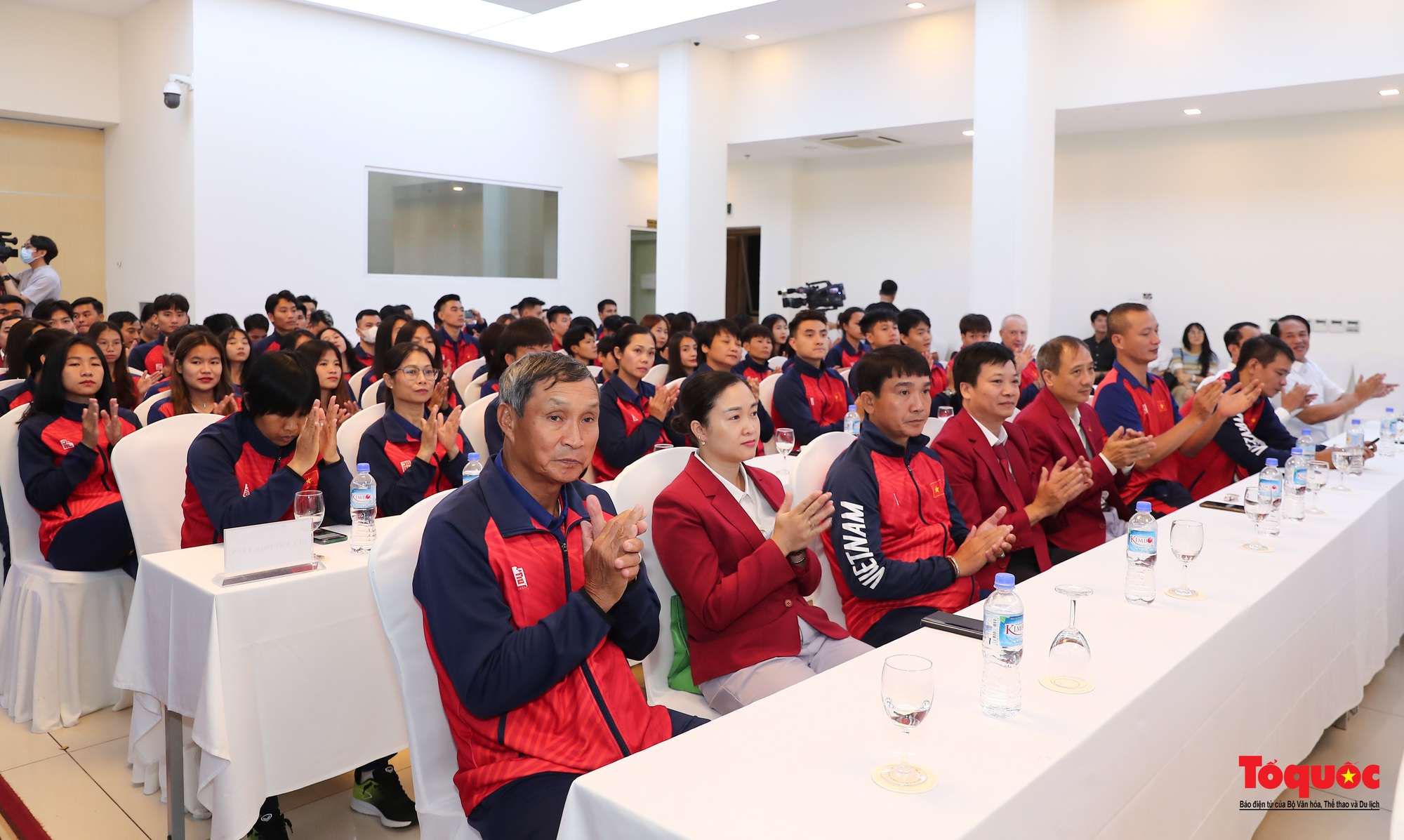 Đoàn Thể thao Việt Nam tham dự ASIAD 19 ủng hộ hơn một trăm triệu đồng tới các nạn nhân vụ cháy chung cư mini và lũ quét tại Lào Cai - Ảnh 12.